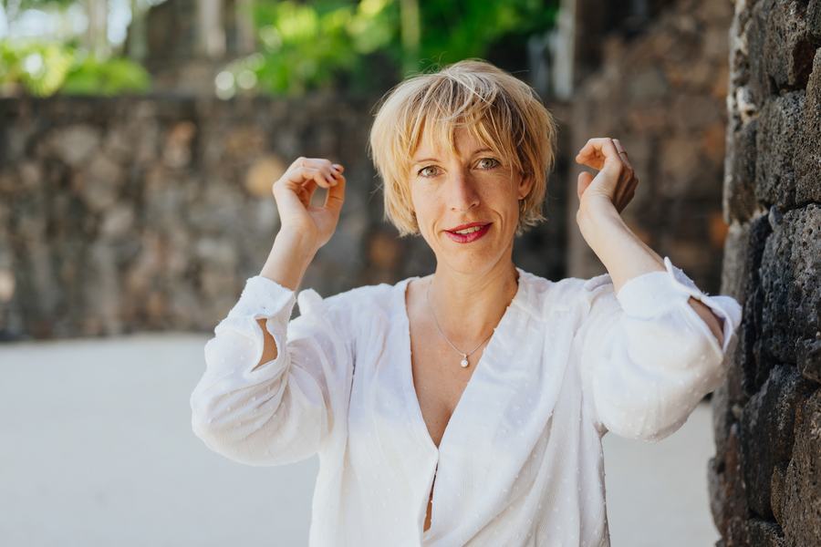 Sibylle Laßmann, lebendig, die Arme erhoben