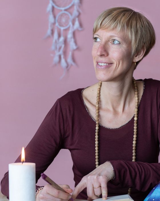 Sibylle Laßmann bei der Arbeit, Kerze und Journal