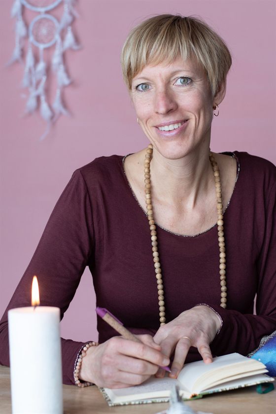 Sibylle Laßmann schreibt bei Kerzenschein in ihr Journal